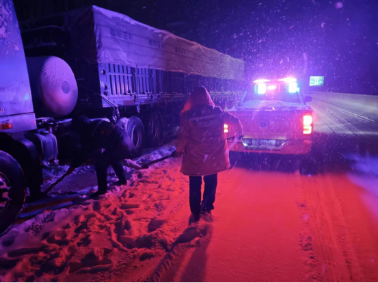 河北高速养护分公司：春运鏖战风雪 又是一个不眠夜 (1)(1)136