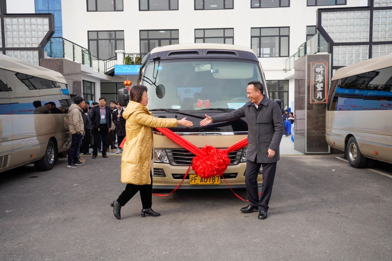 “宣传大篷车”志愿服务号发车。