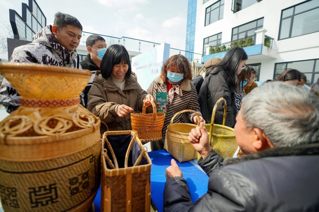 在非遗文化体验展示区，土布扎染、竹编等非遗技艺吸引村民们纷纷驻足了解、体验。