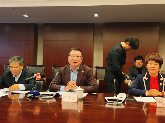 2月28日，部分在沪全国政协委员向媒体介绍提案建议情况。黄晓慧摄
