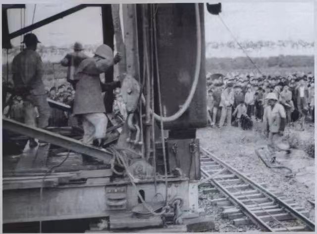 3.图为1975年镇海炼化打下第一根桩的情景.jpg