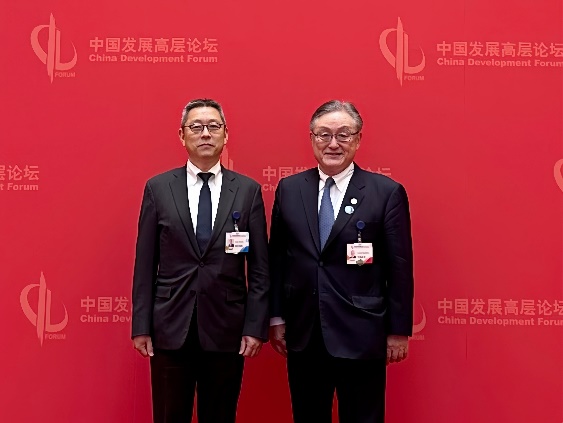 日立取缔役会长、代表执行役东原敏昭（右）和日立 执行役常务中国总代表明田笃弥（左）