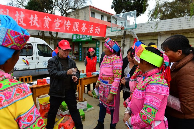 老专家卢俊到基层集市为群众讲解魔芋种植技术