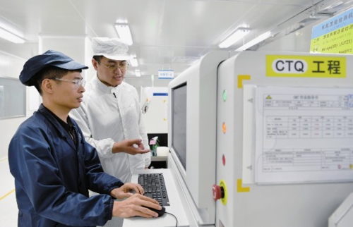  工人在位于福建省福州市马尾区的飞毛腿电池有限公司生产车间操作设备。新华社