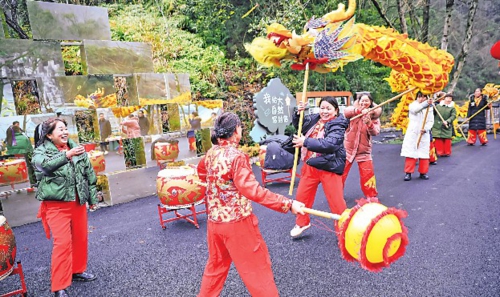  近年来，湖南省怀化市沅陵县坚持推动乡村农文旅融合，利用当地文化资源和生态资源优势，大力发展乡村旅游新业态、新项目、新模式，叫响乡村旅游品牌，带动农民就业增收，助力乡村振兴。新华社