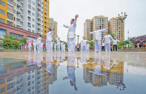  近年来，贵州省黔东南苗族侗族自治州岑巩县在新型城镇化建设中，大力建设社区服务中心、老年活动中心、图书室、文化广场等场所，提升群众的幸福感、安全感和满意度。图为社区居民在岑巩县大有镇大坪同心社区锻炼身体。新华社