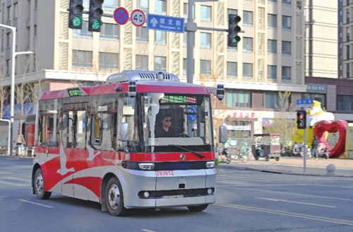  图为智能网联巴士在雄安新区容东片区道路上行驶。新华社