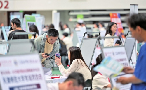  5月30日，“职引未来——大中城市联合招聘高校毕业生天津师范大学专场双选会”举行，约百家用人单位来到天津师范大学招聘。图为学生在双选会现场求职。新华社