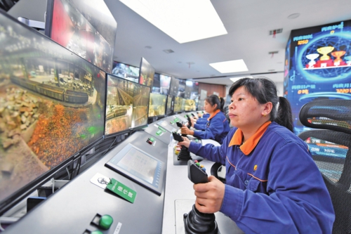  近年来，随着5G、北斗卫星导航等国产化技术的不断成熟，中部省份的多个传统产业逐渐由“生产制造”迈向“生产智造”，无人矿车、无人压路机、植保无人机等一众智慧装备成为多个行业的“新兴力量”。图为湖南省湘潭市的湘潭钢铁集团有限公司五米宽厚板厂智慧中心工作人员在进行远程行车操作。新华社