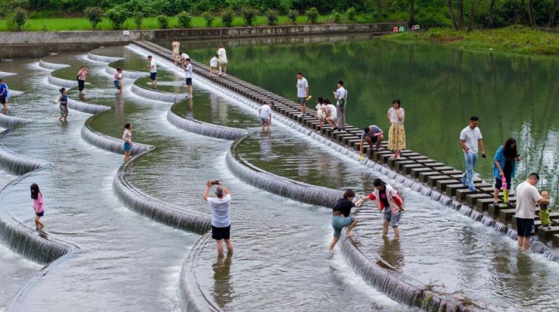 888盛夏时节，在安徽省宁国市方塘乡“皖南川藏线” 葛村鱼鳞坝，吸引了众多游客戏水玩耍。