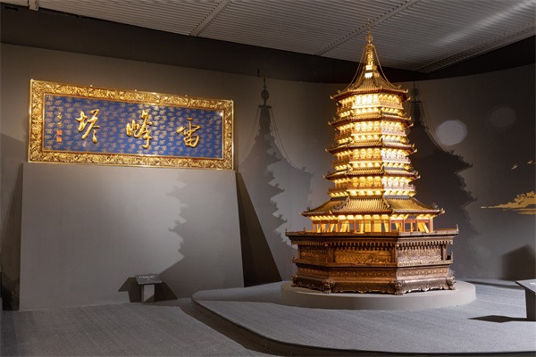 朱炳仁作品，雷峰塔建筑艺术品及雷峰塔原铜匾.jpg