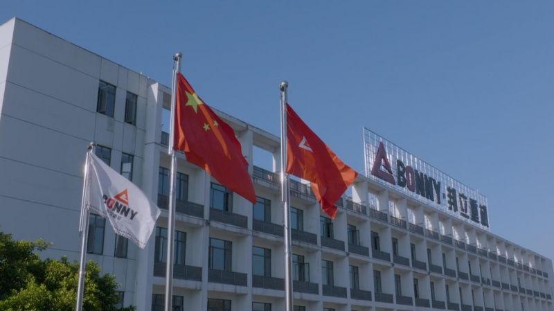 建筑前的广场上中度可信度描述已自动生成