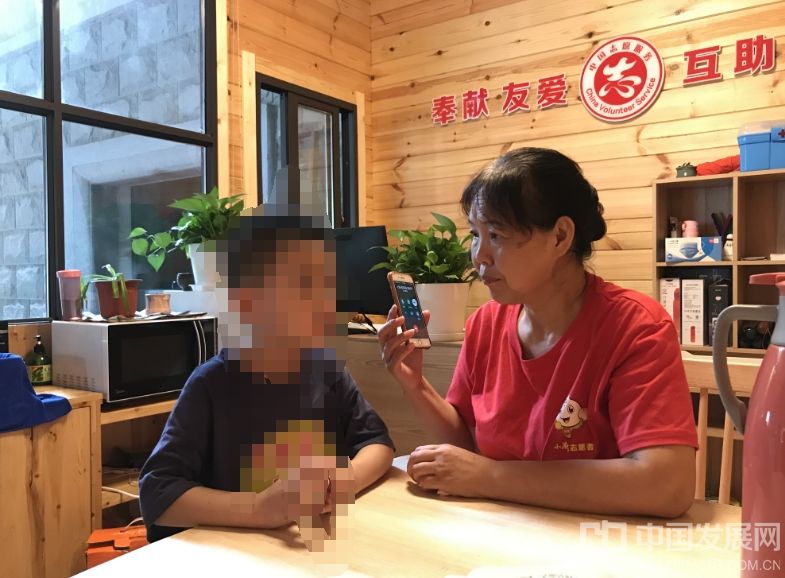 小荷志愿者帮助孩子寻找妈妈