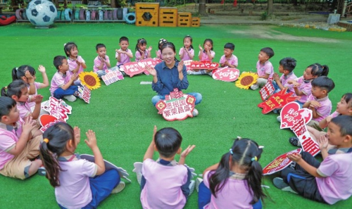  图为在江苏省兴化市四牌楼幼儿园，老师带领小朋友们学唱爱国歌曲。新华社