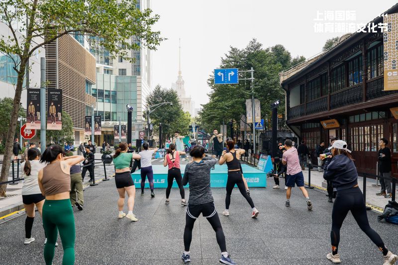 市民在教练带领下尽情燃脂