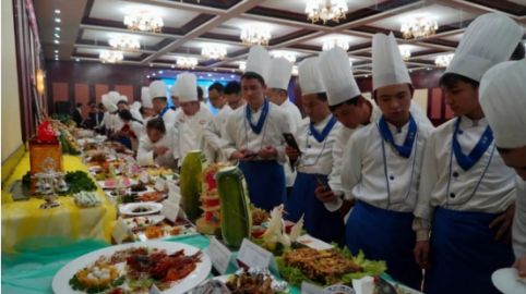 “鲁菜师傅”倾囊相授，喀什大厨交“毕设”