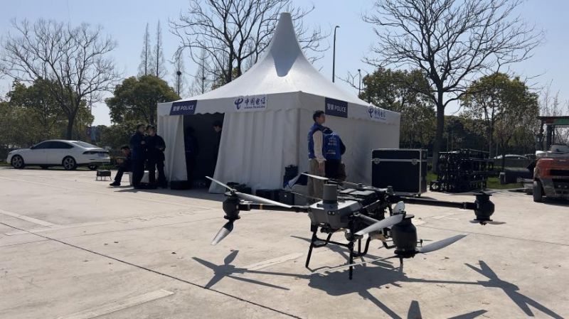 在低空安全保障领域，上海电信的5G-A通感一体基站融合通信与雷达感知功能，可实时监测无人机飞行相关数据