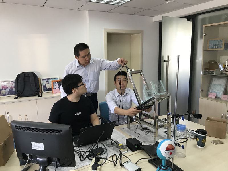 吴文巍与团队讨论工作