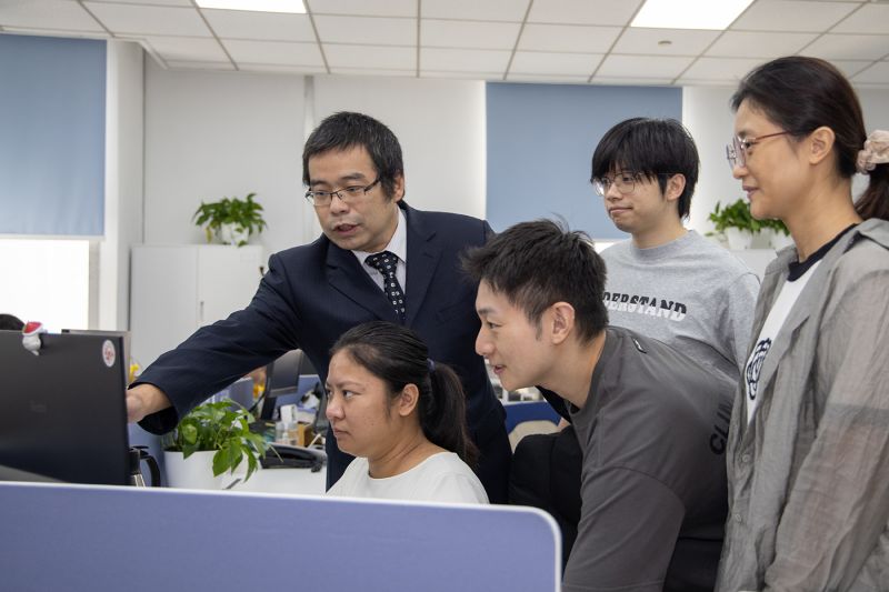 以云为笔绘就数字城市新图景——记全国劳模、上海电信高级专家华静