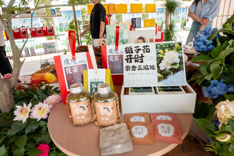郎溪“美迪花世界”产业基地与安徽农业大学合作利用郎溪本地茶叶资源和栀子花资源，结合花茶香气分析鉴定等技术，筛选适合窨制花茶的栀子花品种。