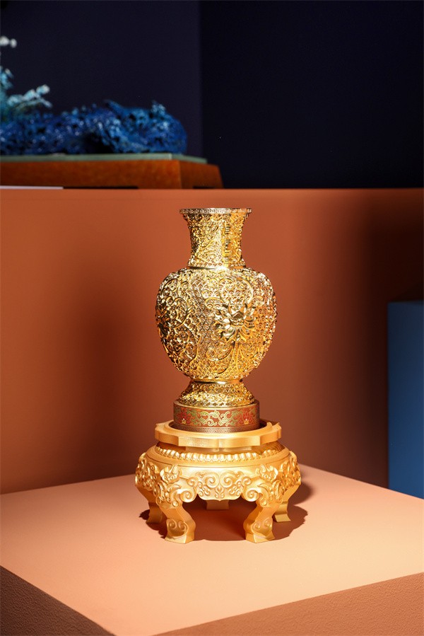 朱炳仁作品 花丝金花瓶.jpg
