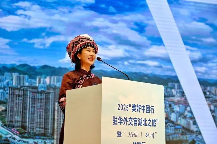 利川市副市长周爱华推介旅游资源  刘杰摄