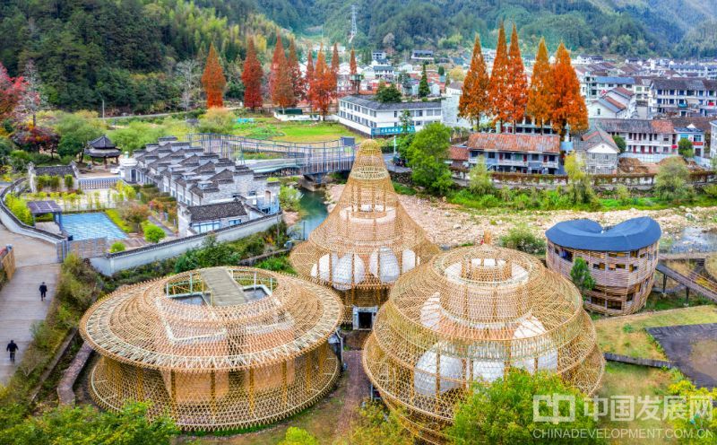 龙泉市宝溪乡溪头村用竹建筑点亮美丽乡村。 特约记者 张有钢 摄