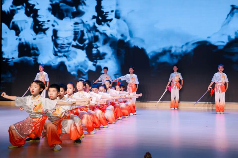 活动以奉教院附小学生的武术表演《功夫少年》拉开序幕，充分展示体育文化融入城市基因的跃动奉贤实践。