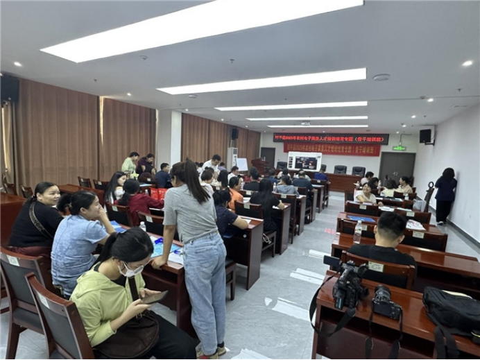 昭平县举办2025年农村电商骨干培训班，短视频内容创作与直播双引擎驱动乡村振兴新路径868