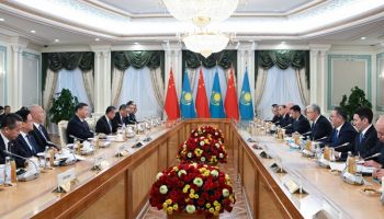 习近平同哈萨克斯坦总统托卡耶夫会谈