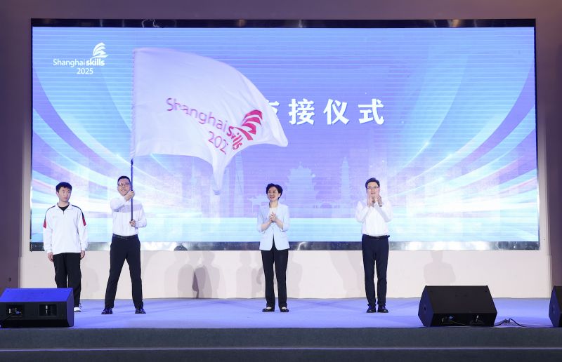 闭幕式还举行了会旗交接仪式
