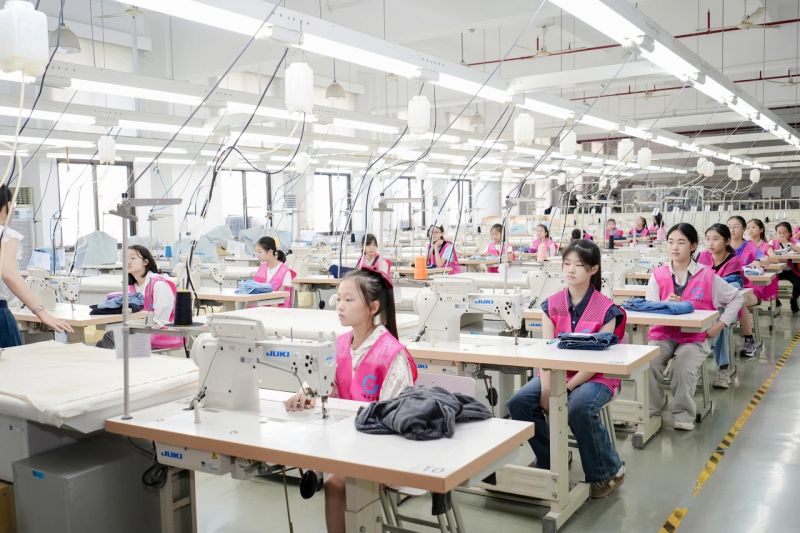 青少年化身时尚服装设计师，在设计、裁剪、缝制技能的实战中