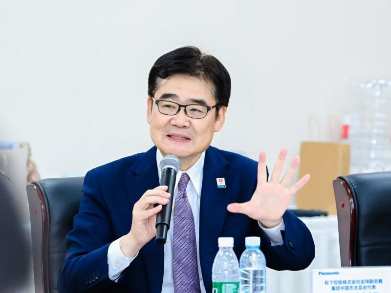 松下控股株式会社全球副总裁、集团中国东北亚总代表本间哲朗在第三届链博会现场接受媒体采访