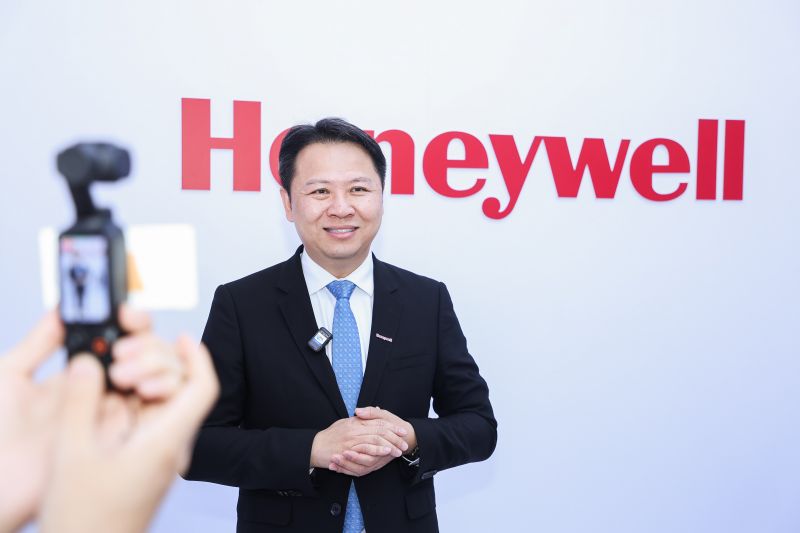 霍尼韦尔智能工业科技集团副总裁兼大中华区总经理林育麟在第三届链博会现场接受媒体采访