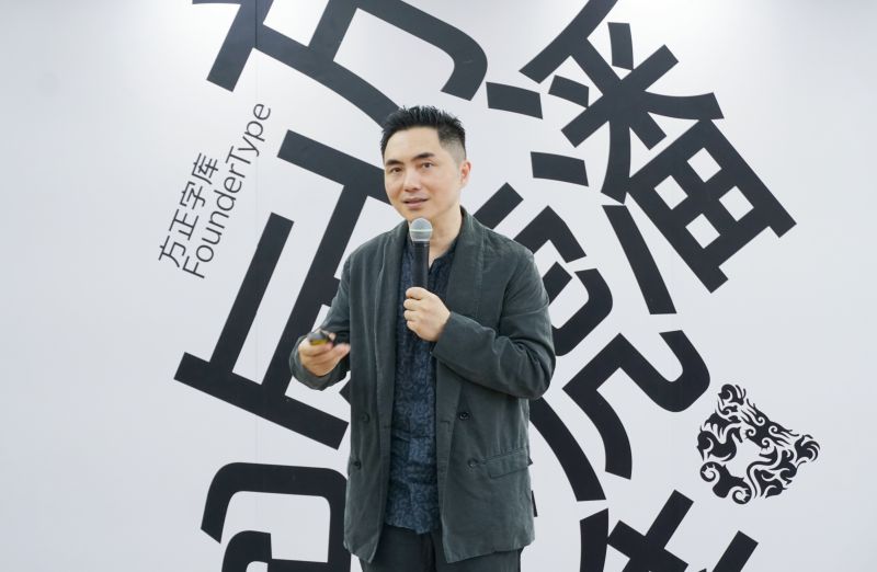 穿着西装笔挺的男子与配字图画AI 生成的内容可能不正确。