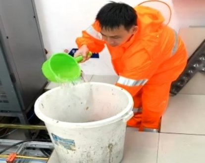 覃明东——“水线卫士”守护高铁通信生命线214