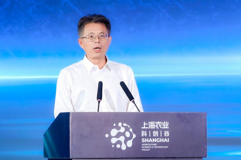 上海市农业农村委主任冯志勇出席大会并致辞。