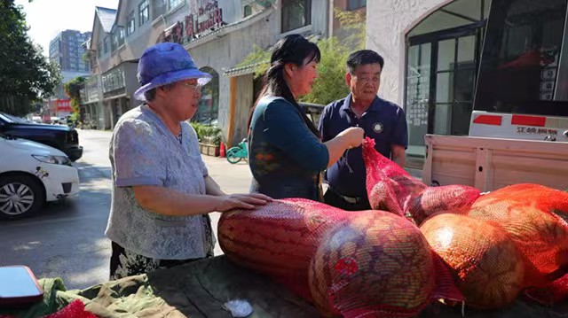 爱心西瓜跑赢酷暑！漯河慈善联动多方，为癌困群众排忧解难
