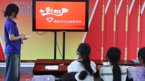 （非遗剪纸课堂现场 李宁嘉摄）