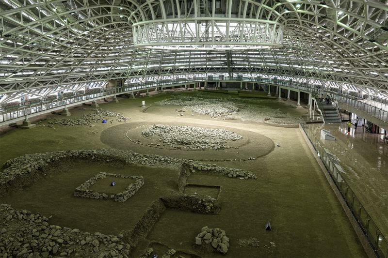 牛河梁遗址第二地点的积石冢群和祭坛揭示了距今5500—5000年的西辽河流域，先民已进入初级文明社会。刘杰 摄