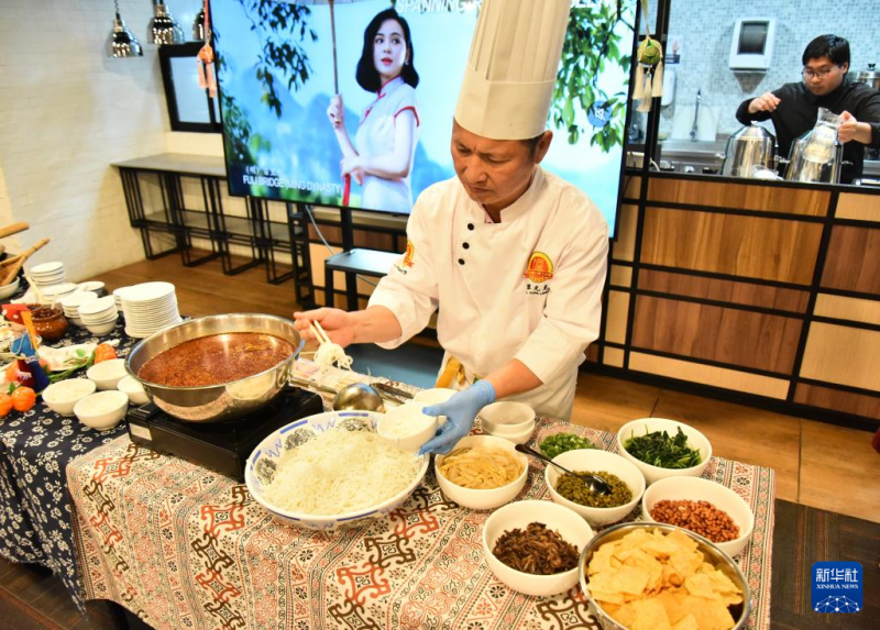8月23日，在文莱首都斯里巴加湾市的拉克萨马纳商学院，来自广西的柳州螺蛳粉制作技艺非遗传承人黎元龙在“中国美食之夜——品味广西”活动上制作螺蛳粉。新华社记者 李萌 摄