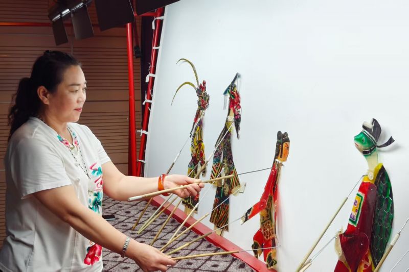 辽宁省省级非遗传承人薄希华在凌源皮影展馆展示凌源皮影