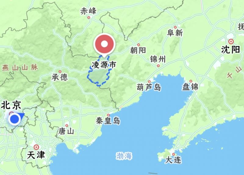 凌源位于辽冀蒙三省区交汇处，被誉为“关东第一站、东北最前沿”