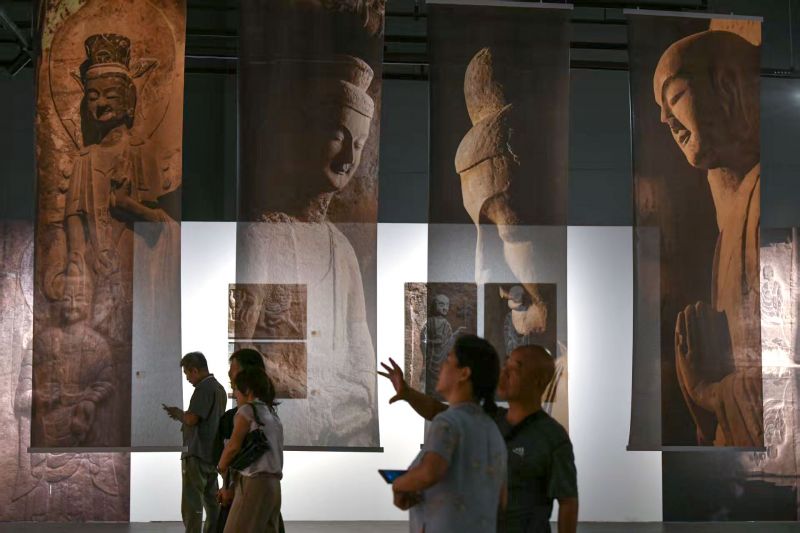 观众在观看“丝绸之路·黄河：巩县石窟”摄影艺术展。   徐宗福  图