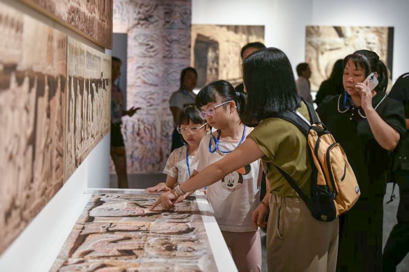 观众在观看“丝绸之路·黄河：巩县石窟”摄影艺术展。   徐宗福  图2