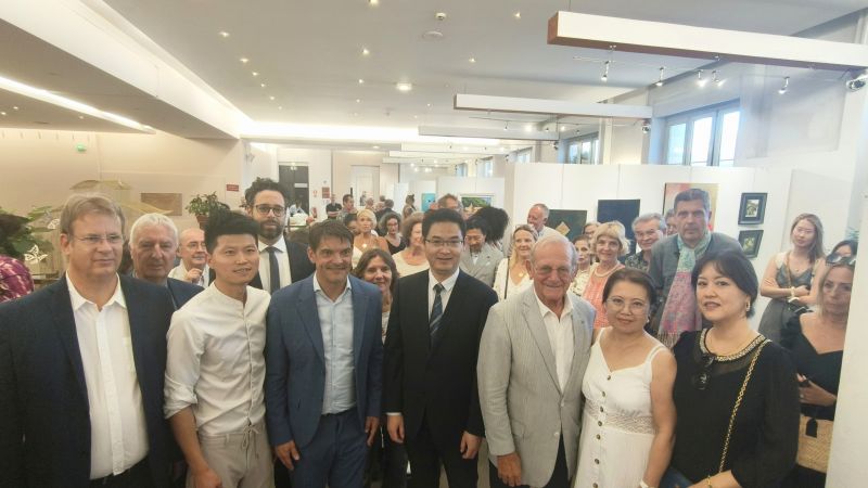 “和平与未来”中法艺术联展开幕式嘉宾合影。中国驻马赛总领事馆供图