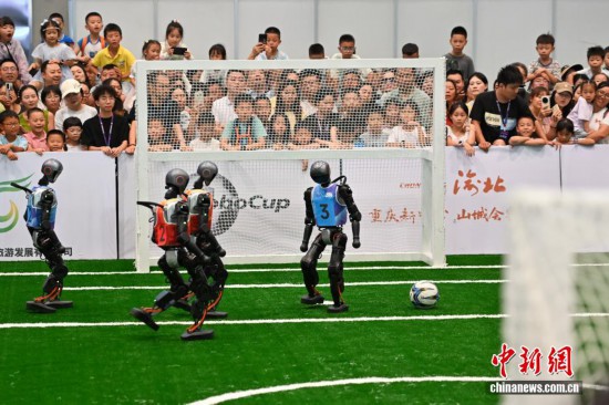 9月7日，重庆，机器人在3V3足球比赛中。中新社记者 何蓬磊 摄