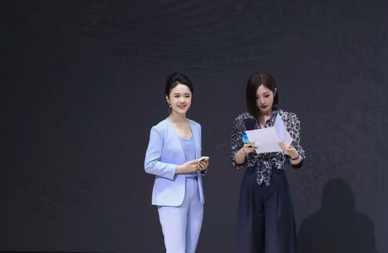 爱普生软件产品开发负责人王美懿邀请豆浆妈妈体验“AI学习助手”新功能