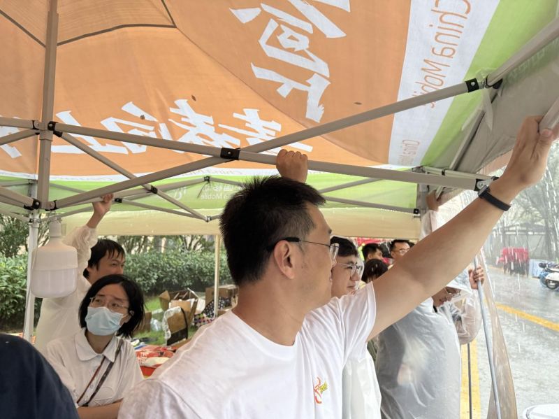 狂风暴雨下，工作人员“勇敢应战”，坚持守住服务点位，想方设法确保当天服务不打烊。