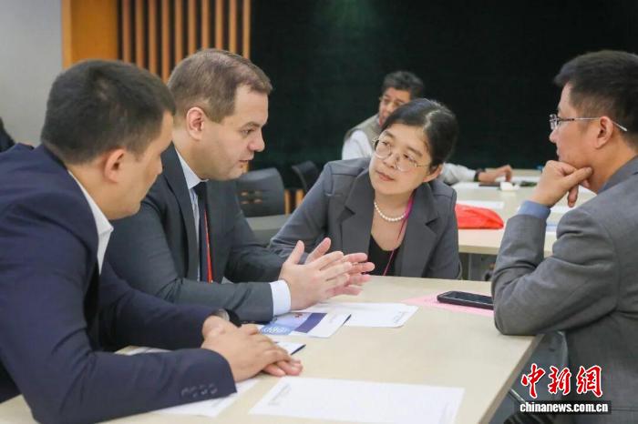 中外企业跨境合作服务对接活动在西咸新区空港新城举办。西咸新区空港新城供图